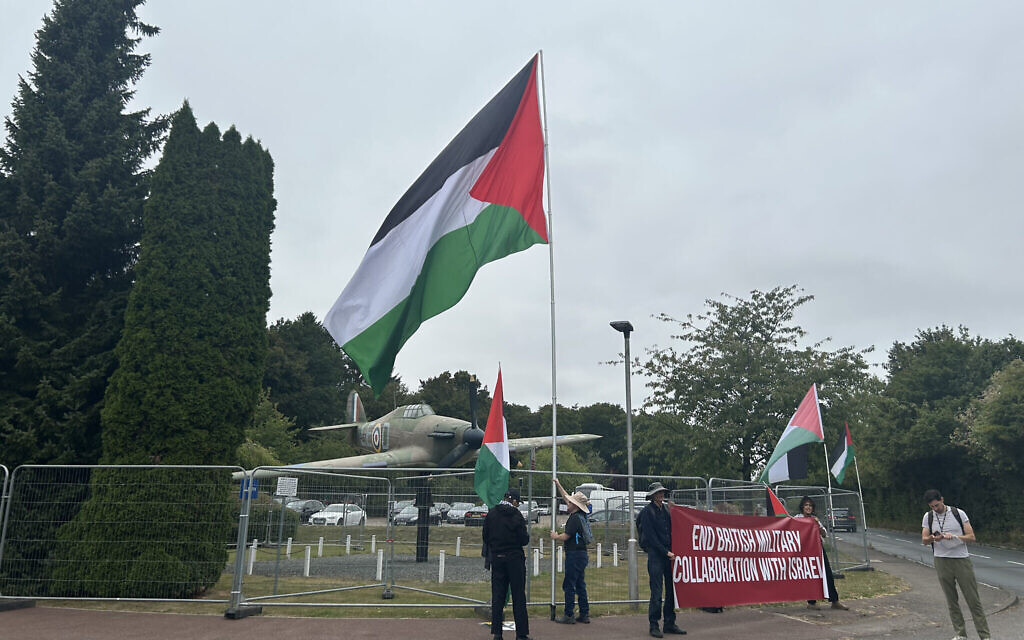 Pro-Palestine protesters from the Palestinian Solidarity Campaign outside  RAF High Wycombe, Buckinghamshire, calling for an embargo on selling arms to Israel. Picture date: Saturday August 16, 2025. PA Photo. Photo credit should read: Sam Hall/PA Wire