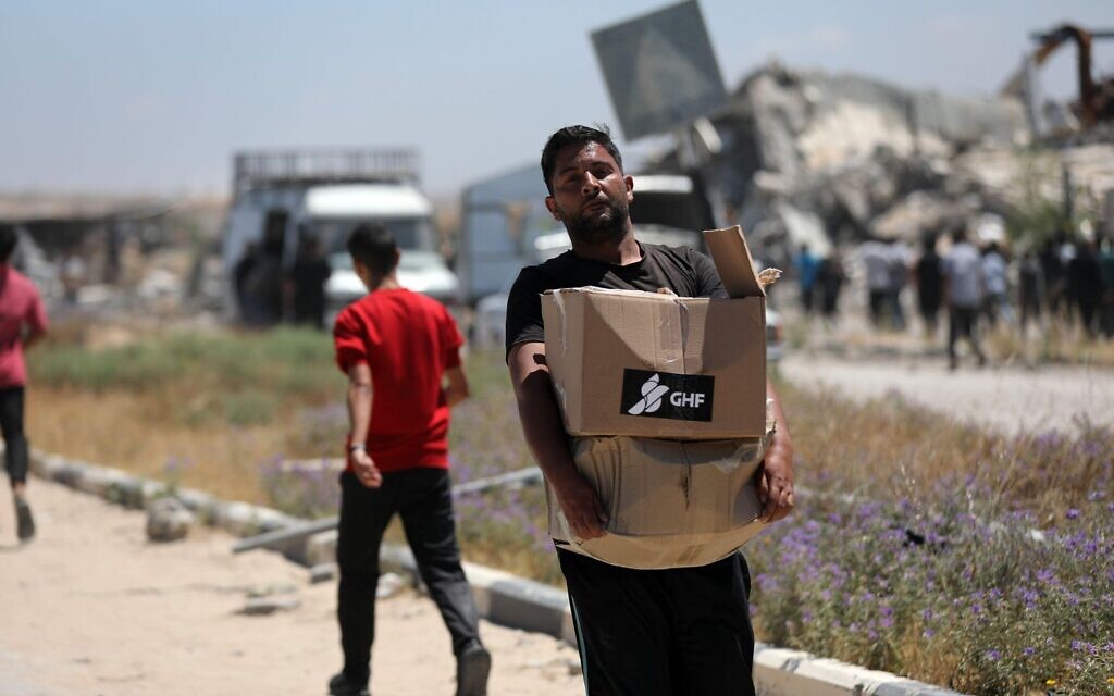 Gaza. 29th May, 2025. Displaced Palestinians received food packages from a US-backed foundation pledging to distribute humanitarian aid in southern Gaza City.