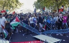 Pro-Palestinian protesters in Madrid knock down barriers during the final stage of the Vuelta a España.
Credit: X Pro-Palestinian protesters in Madrid knock down barriers during the final stage of the Vuelta a España.
Credit: X