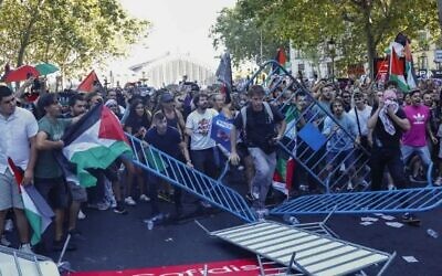 Pro-Palestinian protesters in Madrid knock down barriers during the final stage of the Vuelta a España.
Credit: X