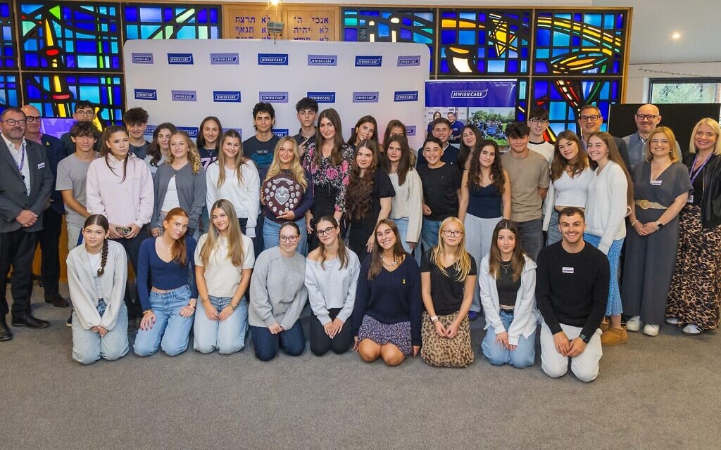 Group Photo of Jewish Care's MIKE Youth Leadership Graduates Across Year 9 - 13