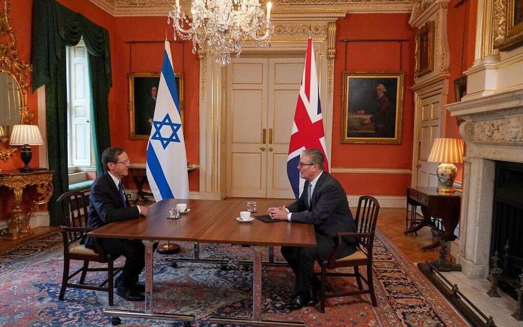 Britain's Prime Minister Keir Starmer welcomes Israel's President Isaac Herzog to 10 Downing Street in London, Wednesday, Sept. 10, 2025.(AP Photo/Alberto Pezzali, Pool)