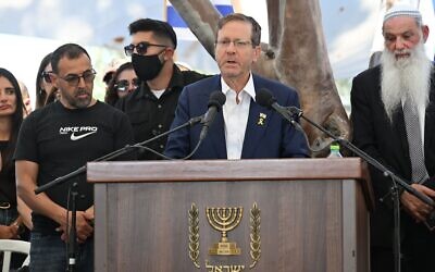 President Isaac Herzog delivers a eulogy for Yossi Sharabi at Kibbutz Be’eri, 27 October 2025. (Credit: GPO)