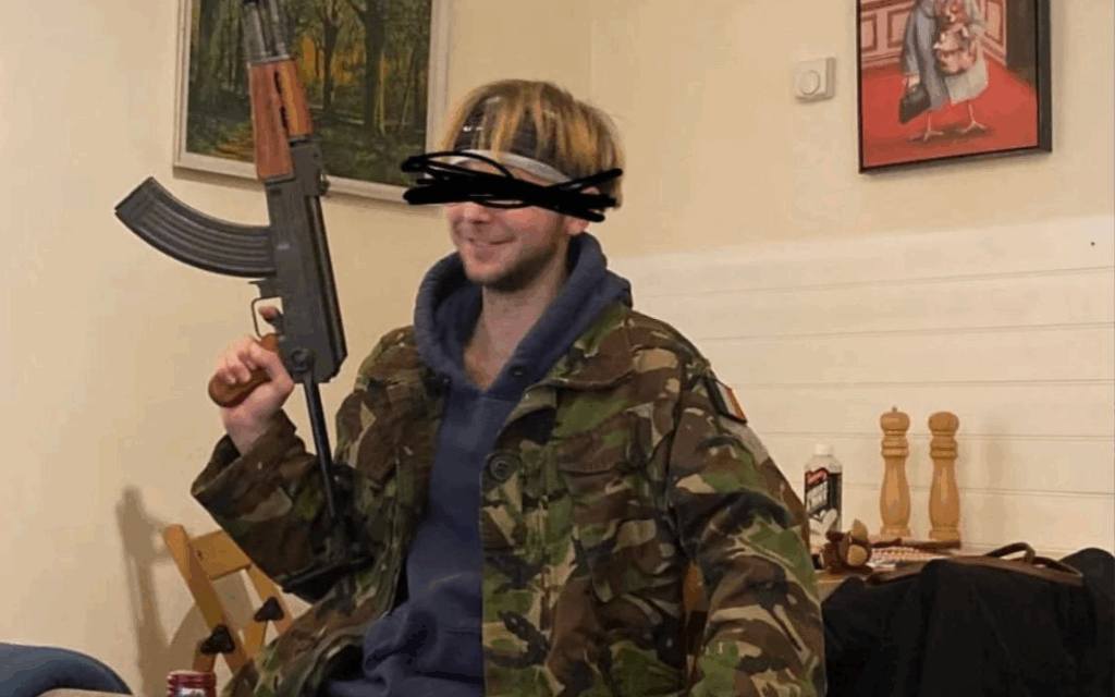 A picture from Williams' Instagram account, featuring him holding what appears to be a replica AK-47 assault rifle (Shared on Twitter by David Collier - @mishtal)