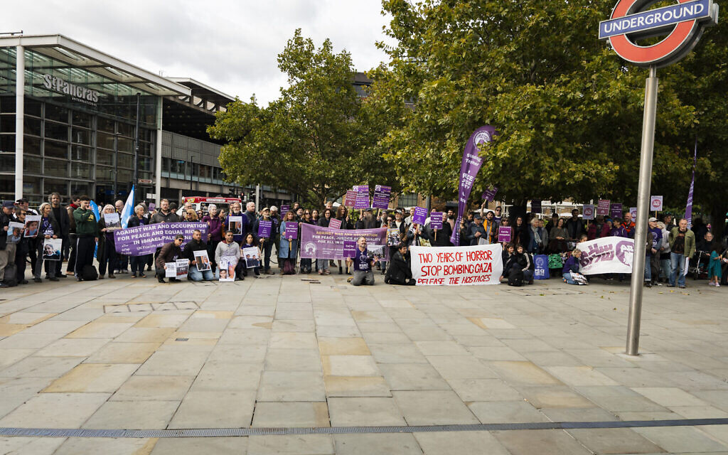 Supporters of Friends of Standing Together hold a vigil outside King’s Cross station to mark two years since the 7 October Hamas attacks, calling for peace, equality and an end to violence.
Photo credit:
Jack Zabaroff
