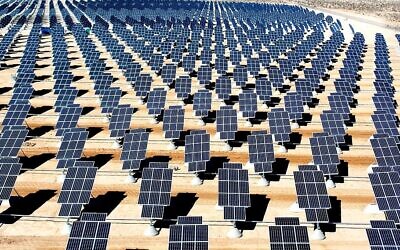 Solar panels stretch across a desert landscape. Photo: Public domain / Rawpixel