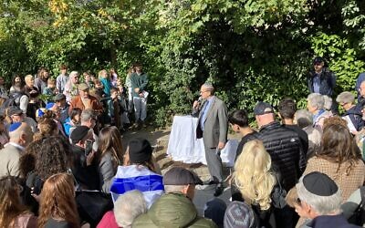 Rabbi Mark Goldsmith at the unveiling of October 7 memorial sculpture at EHRS