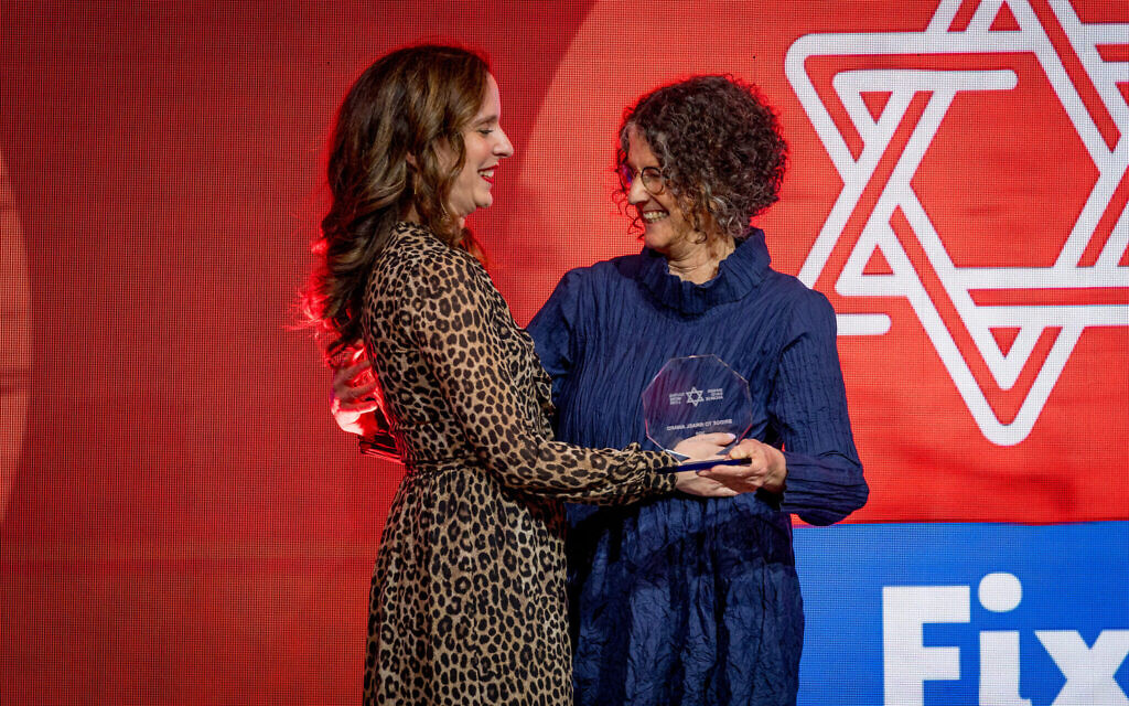Nivi Feldman is presented with the inaugural Bridge to Israel Award by former hostage Dr Shoshan Haran at Magen David Adom UK’s annual dinner.
Photo: Adam Lawrence