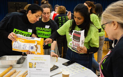 Edgware and Hendon Reform Synagogue interfaith baking and challah braiding with BAPS Hindu Temple. Picture: Yakir Zur.
