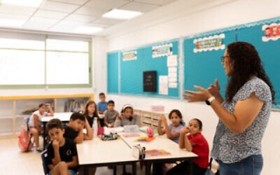 A teacher leads a class at the bilingual Wahat al-Salam–Neve Shalom Primary School, where Jewish, Muslim and Christian children learn side by side.
Credit: Inbar Zak / Oasis of Peace UK