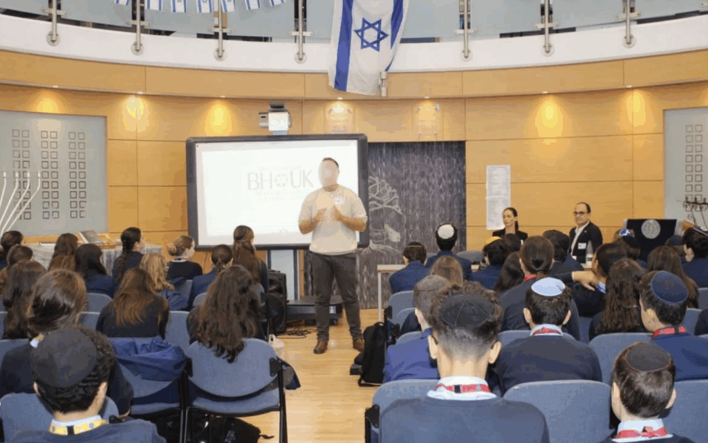 Eytan, a wounded IDF veteran now supported by Beit Halochem, speaks to students during a UK school visit organised by Beit Halochem UK.