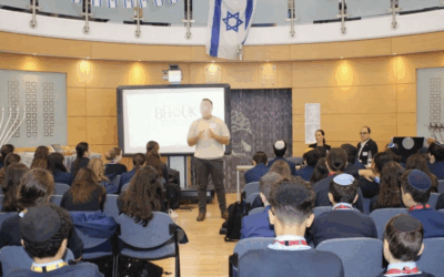 Eytan, a wounded IDF veteran now supported by Beit Halochem, speaks to students during a UK school visit organised by Beit Halochem UK.