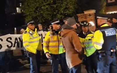 Police next to protestors outside St John's Wood synagogue (Credit: Twitter/@Habibi_UK)