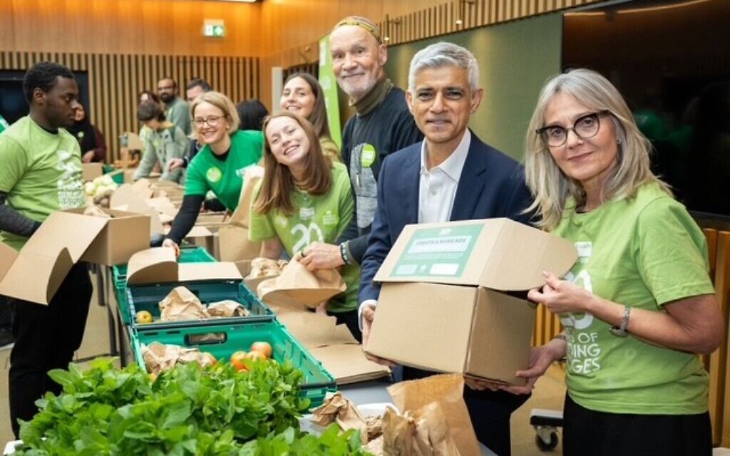 Sadiq Khan joins volunteers from City Hall’s Jewish, Muslim and Christian staff networks to pack kosher recipe kits for Mitzvah Day, supported by the Mayor’s Fund for London. Credit: Mayor of London’s Office