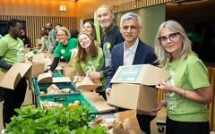 Sadiq Khan joins volunteers from City Hall’s Jewish, Muslim and Christian staff networks to pack kosher recipe kits for Mitzvah Day, supported by the Mayor’s Fund for London. Credit: Mayor of London’s Office