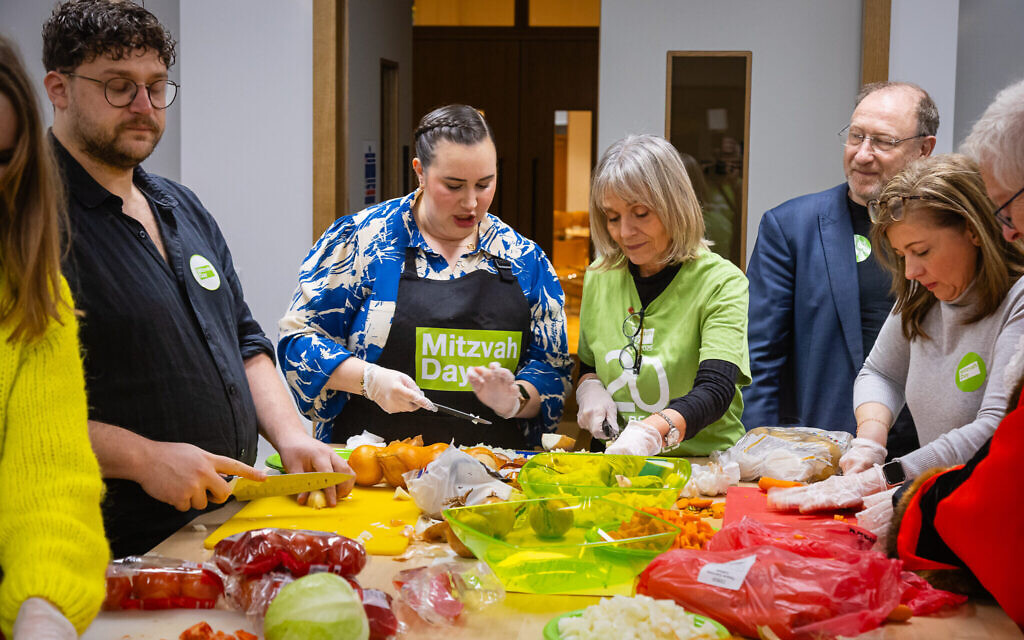 Rabbi Hannah, centre (in blue) ,and Mitzvah day founder Laura Marks (in green) making soup with Mitzvah Day volunteers