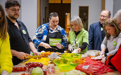 Rabbi Hannah, centre (in blue) ,and Mitzvah day founder Laura Marks (in green) making soup with Mitzvah Day volunteers