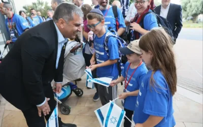 New immigrants upon arrival with Minister of Aliyah and Absorption Ofir Sofer. Pic: Official website of Ministry of Aliyah