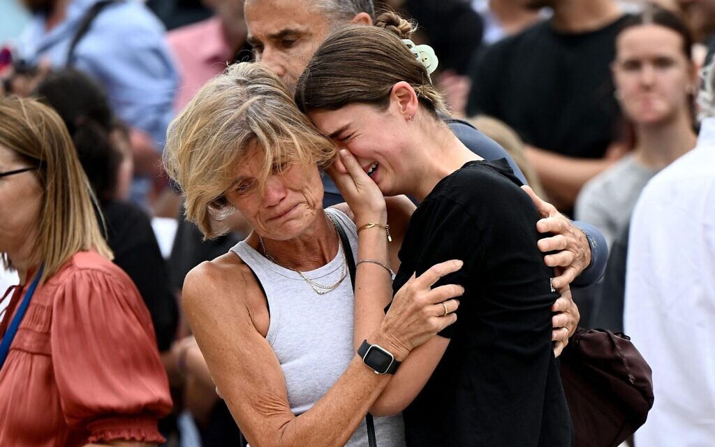 Mourners at a memorial at Bondi Beach in Sydney, Sydney, Monday, December 15, 2025. (AAP Image/Bianca De Marchi) NO ARCHIVING Credit: Australian Associated Press/Alamy Live News