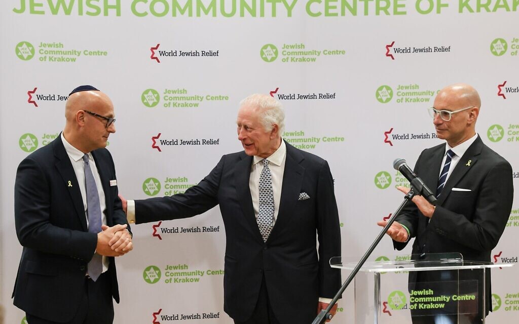 His Majesty King Charles III with World Jewish Relief chair Maurice Helfgott and Jonathan Ornstein, chief executive of the Jewish Community Centre of Kraków, during a visit linked to the centre’s work supporting Jewish life and refugees.
Credit: World Jewish Relief (WJR)