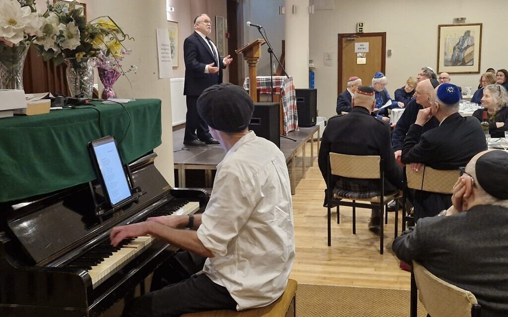 Rabbi-Mark-Solomon-stage-Phil-Alexander-piano_Credit-Janet-Mundy