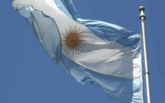 The Argentinian flag flies in Buenos Aires, 10 Feb., 2006. (Ken Walker/Wikimedia Commons)