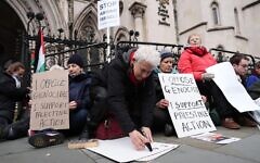 Protesters write on placards outside the High Court, central London. Picture date: Friday February 13, 2026. Protesters write on placards outside the High Court, central London. Picture date: Friday February 13, 2026.