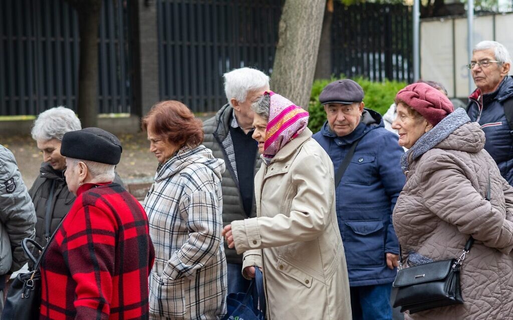 Jewish Ukrainians line up to receive aid distribution in Kyiv in the fall of 2025. (Theia Chatelle)