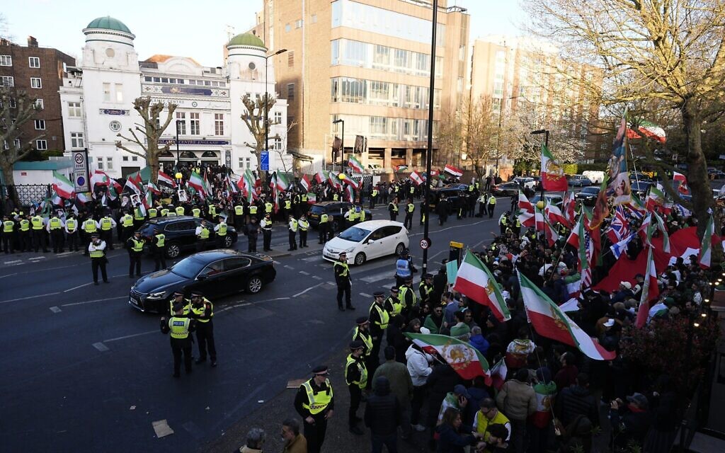 Police officers separate counter protesters and people attending a memorial event outside the Islamic Centre of England in London, for Ayatollah Ali Khamenei, who died in US strikes on Iran last month. Picture date: Saturday March 28, 2026.