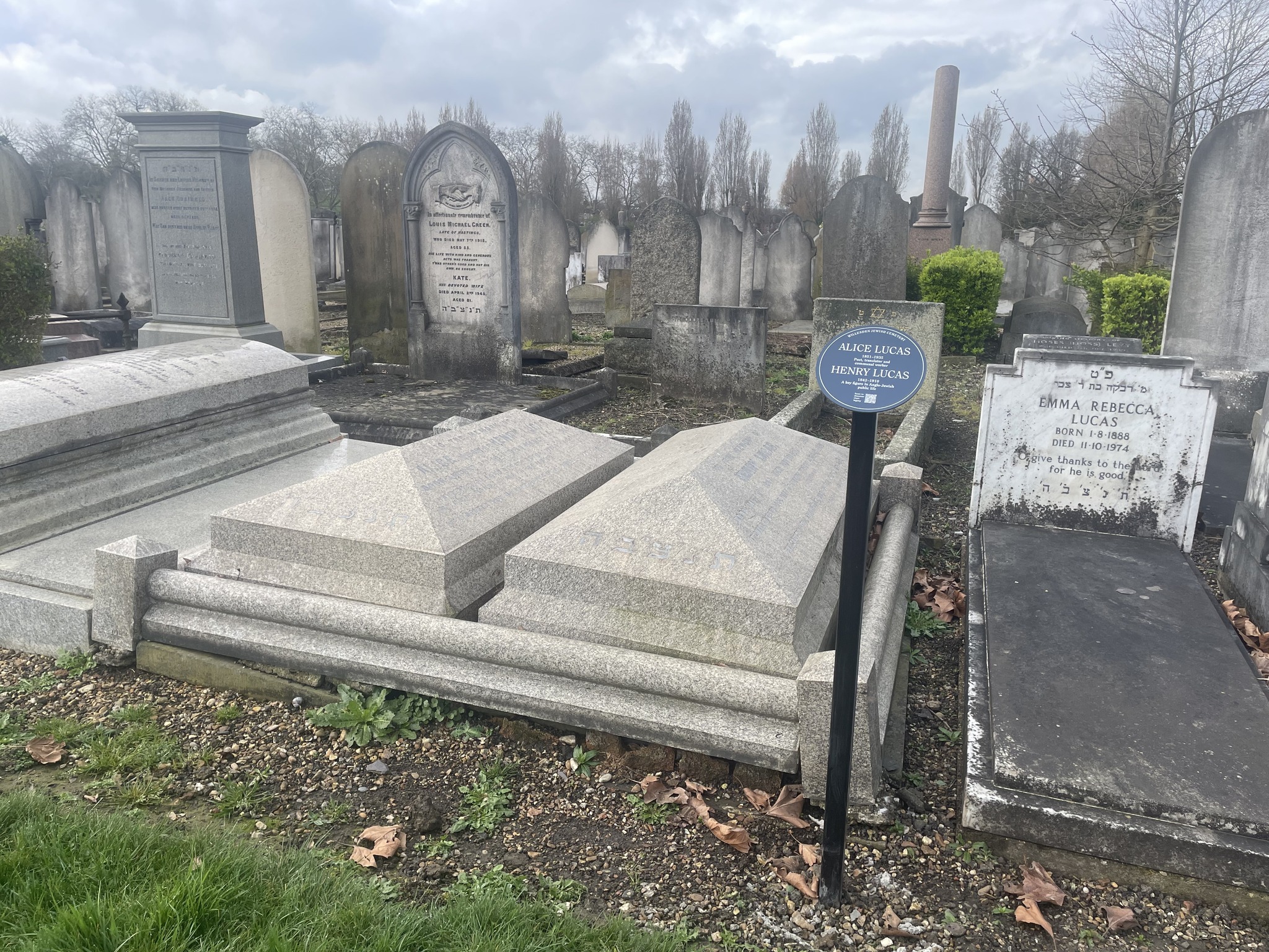 Willesden Cemetery unveils heritage plaque scheme - Jewish News