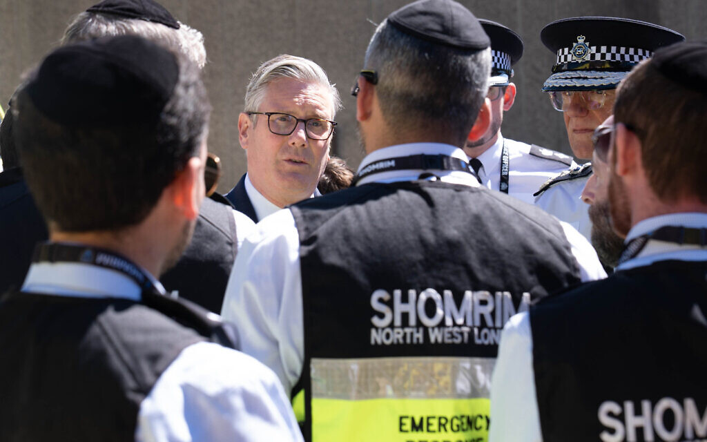 Prime Minister Sir Keir Starmer (centre) and Metropolitan Police Commissioner Sir Mark Rowley (right) meeting first responders from Shomrim North West London during a visit to Golders Green, north west London, following a terror attack on Wednesday morning in which two men were stabbed. Picture date: Thursday April 30, 2026. PA Photo. Police across the country have stepped up patrols in response to the attack that saw two Jewish men - 34-year-old Shilome Rand and 76-year-old Moshe Ben Baila, named locally as Moshe Shine - taken to hospital after being stabbed.  Photo credit should read: Stefan Rousseau/PA Wire