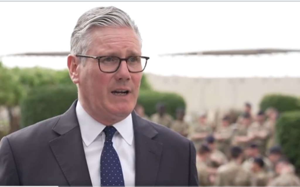 Keir Starmer arrives in the Gulf. Pic: Twitter/X