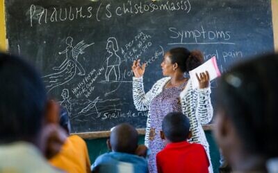 A NALA Foundation worker teaches children in Ethiopia about preventing the spread of trachoma, a disease that can cause blindness. Credit: Courtesy/eJewishPhilanthropy