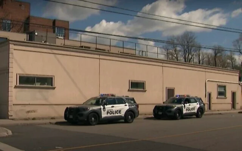 Police cars at the scene of a shooting with a replica gun outside a synagogue in Toronto on May 8, 2026 (Screen grab/CTV News)