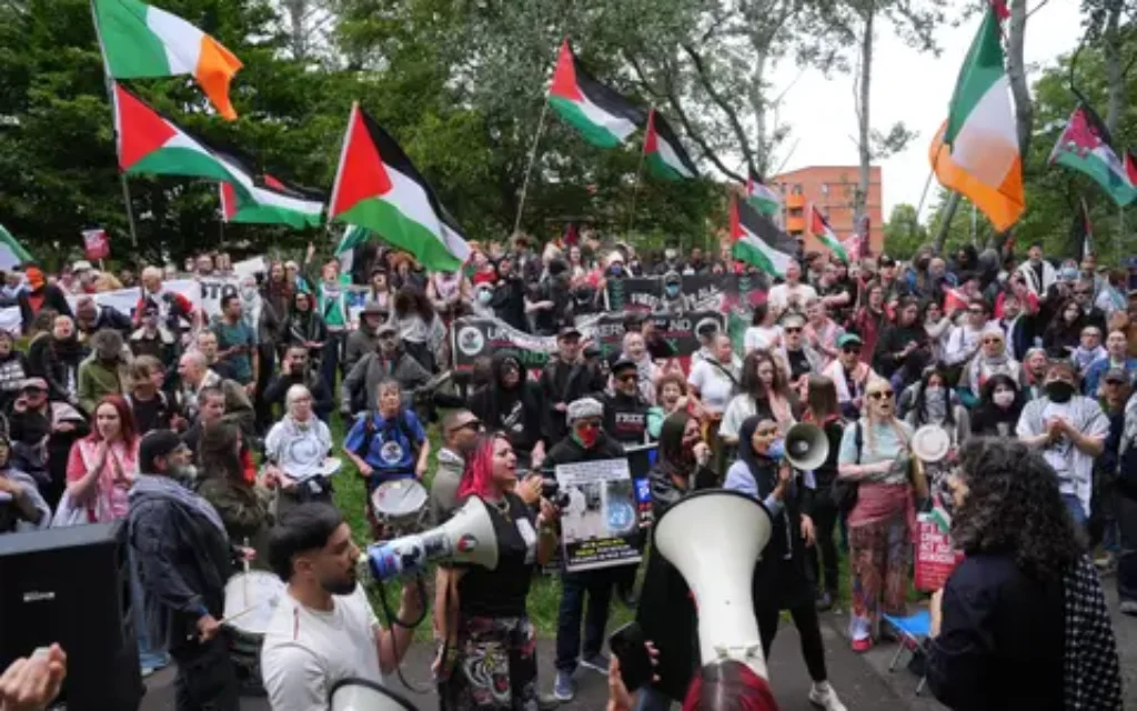 Protests outside Woolwich Crown Ct as four Palestine Action activists jailed 
Pic Yui Mok/PA Wire