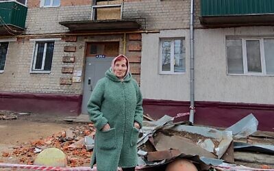 Ida Drobytko outside her damaged apartment building in Sumy after a Russian strike forced her from her home. (Photo: World Jewish Relief)