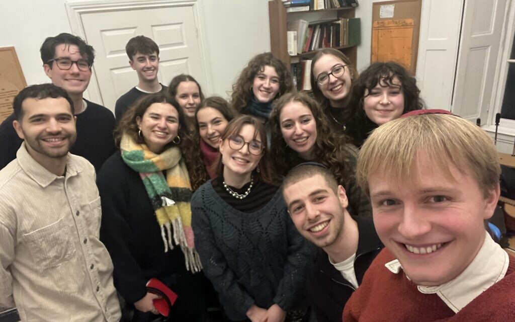 Zac-Bates-Fisher, right, -who-is-overseeing-the-new-programme-with-students-at-a-recent-event-in-Bristol. Pic: Movement for Progressive Judaism