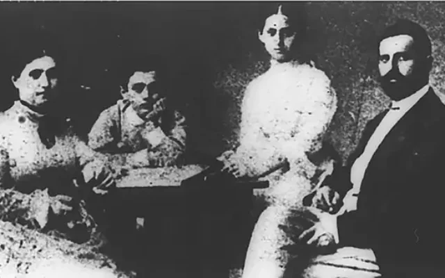 Budapest, 1837. Herzl as a child (second from left) with his parents and his sister Pauline