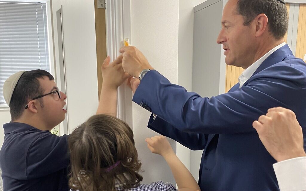 Kisharon Langdon's Richard Franklin at mezuzah ceremony with Kisharon Noé School pupils