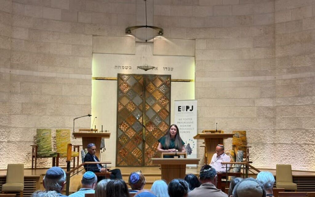 Rabbi Lea Muhlstein speaking at Darkeiu