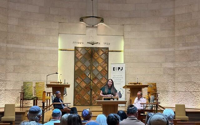 Rabbi Lea Muhlstein speaking at Darkeiu