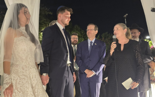 Troufanov and Cohen under the Chuppah with Isaac and Michal Herzog (Credit: Twitter/ @Isaac_Herzog)