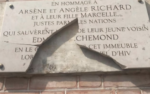 The desecrated memorial (Twitter/Emmanuel Gregoire)