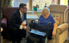 Andy Burnham meets Jewish Care resident Doreen, 98 Andy Burnham meets Jewish Care resident Doreen, 98