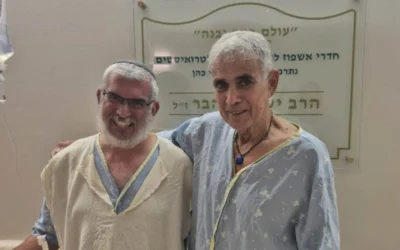 Yonatan Rom and Reuven Tam recover together following the transplant. Photo courtesy of Clalit-Beilinson Hospital)