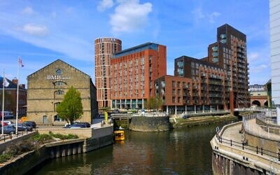 Granary Wharf, Leeds. Photo by Mark Stevenson – Wikipedia