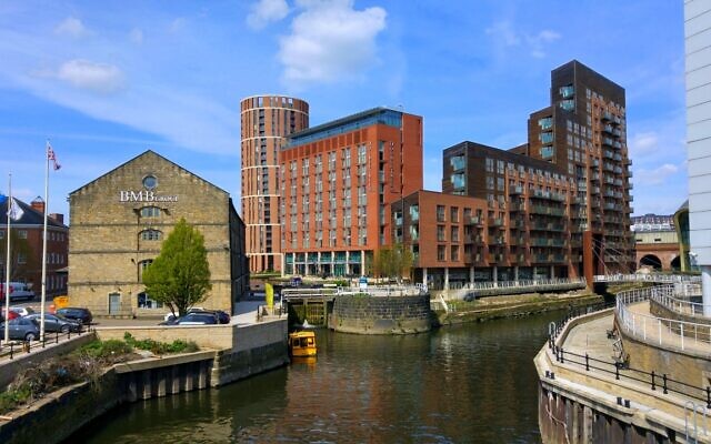 Granary Wharf, Leeds. Photo by Mark Stevenson – Wikipedia