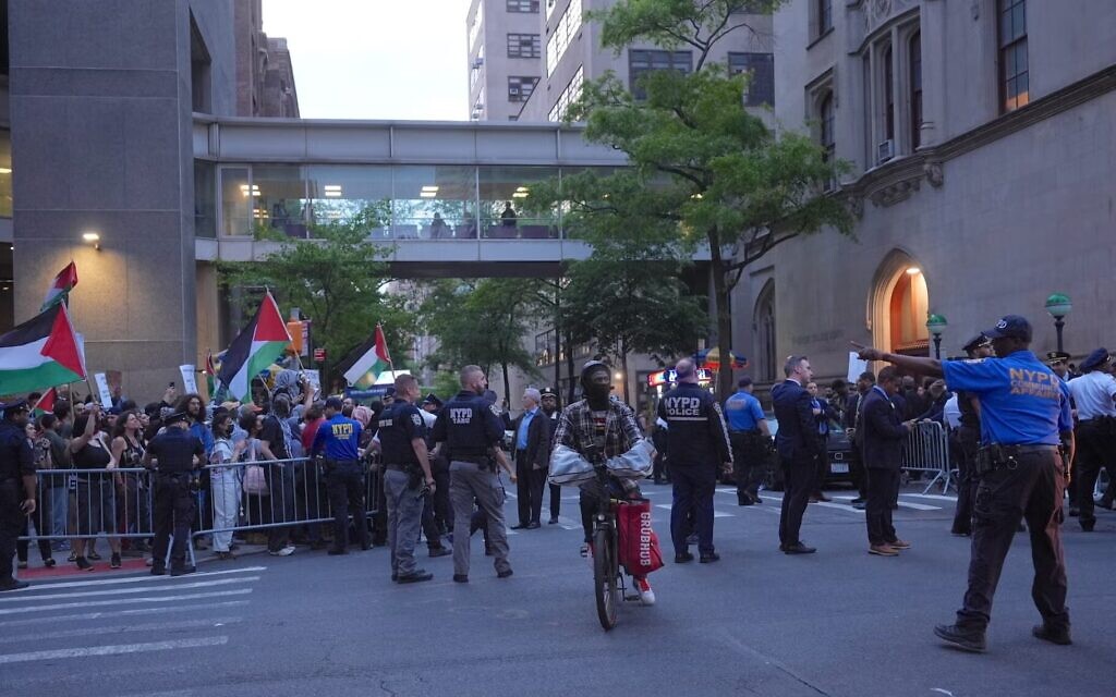 Pro-Palestinian protesters demonstrated against the "Great Israel Real Estate" event at the Park East Synagogue in Manhattan on May 5, 2026, in New York City. (Selcuk Acar/Anadolu via Getty Images via JTA)