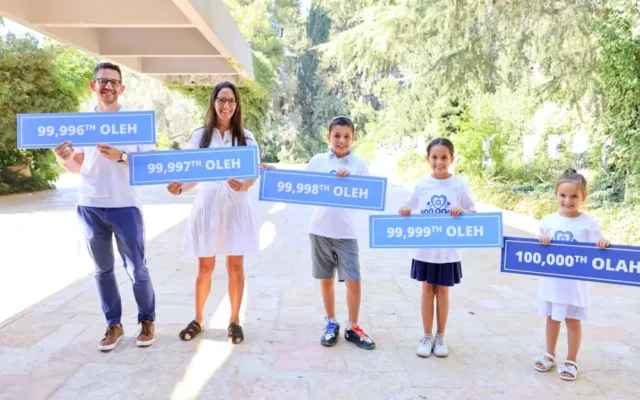 Jeffrey and Atara Douglas and their three children, Nathaniel, 10, Hallie, 9, and Emilia, 6, at the President’s Residency in Jerusalem after making Aliyah to Israel from New York in August 2026. Credit: Yonit Schiller, Oz Schechter.