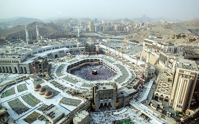 The Grand Mosque in Mecca, Saudi Arabia. Warning sirens sounded in the city amid Houthi attacks on the kingdom. Photo Credit: Wikipedia